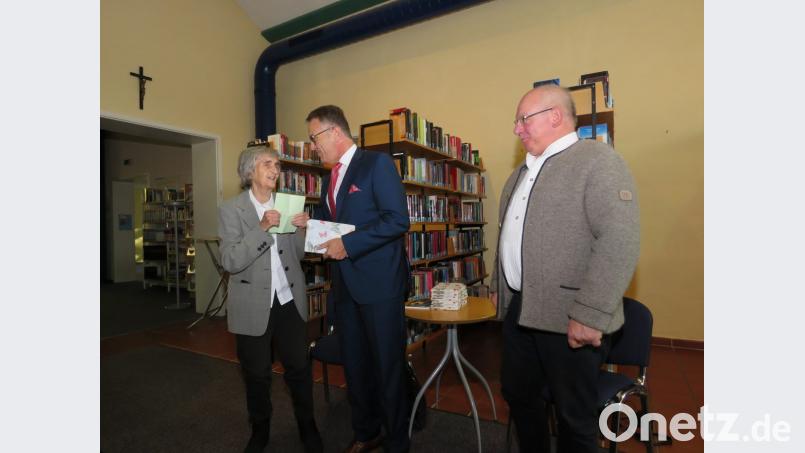 Verleger Eckard Bodner (rechts) und Bürgermeister Franz Stahl (Zweiter von rechts) lobten die Autorin Ruth Würner in höchsten Tönen als eine sympathische und positive Bürgerin von Tischenreuth. Bild: ubb