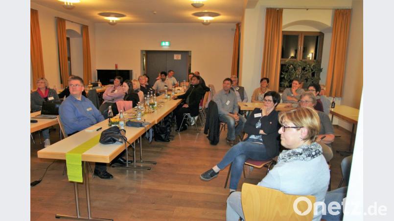 Aus allen Pfarrgemeinderäten im Dekanat kamen Vertreter ins Pfreimder Pfarrheim. Bild: ral