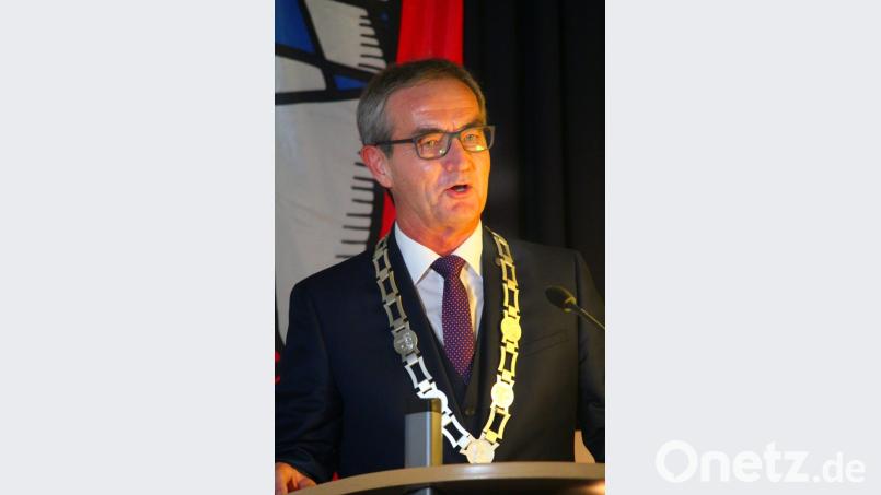 Kemnaths Bürgermeister Werner Nickl bei seiner Festrede. Bild: stg