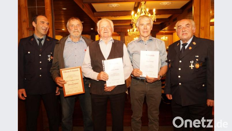 Vorsitzender Lorenz Enslein (rechts) und zweiter Vorsitzender Thomas Stock, ernennen Engelbert Zetzl zum Ehrenmitglied. Für 65 Jahre wurde Anton Meiler und für 50 Jahre Josef Zetzl (von links) geehrt. Bild: arw