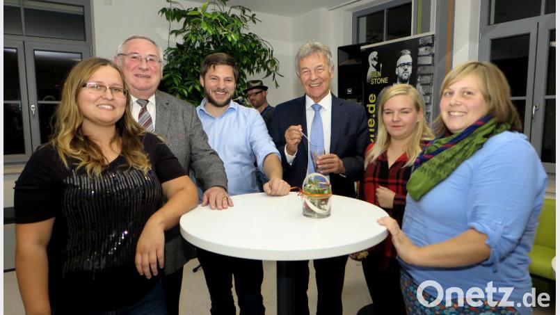 70 Jahre Kreisjugendring feierten die Vertreter der Jugendverbände mit den Ehrengästen bei der Herbstversammlung im Mehrgenerationenhaus in Wackersdorf. Bild: Hirsch