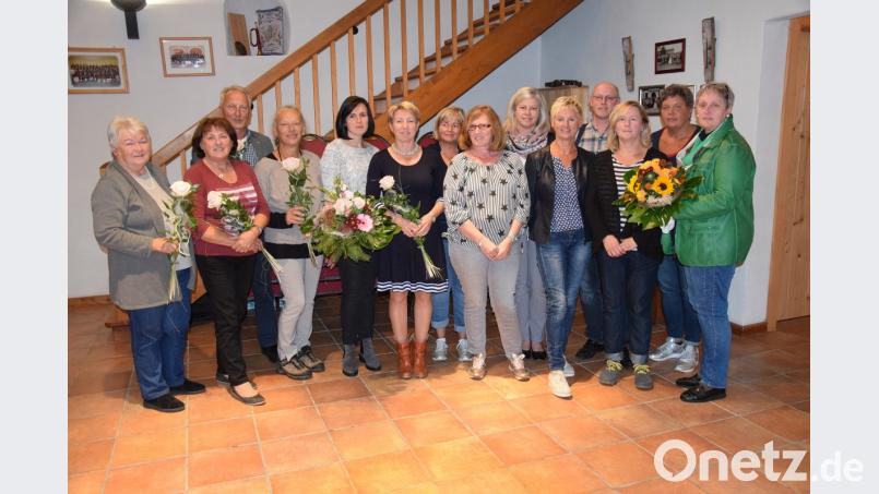 Der Obst- und Gartenbauverein hat einen neuen Vorstand. Vorsitzende ist Hedwig Bauer (rechts). Sie löst Monika Edenharder (Sechste von links) ab. Bild: bö