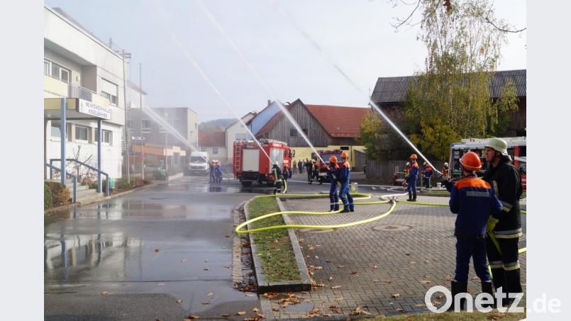 Gemeinsam bekämpfen die Jugendwehren aus Schirmitz, Bechtsrieth und Irchenrieth einen angenommenen Brand in der Grundschule Schirmitz. Bild: du