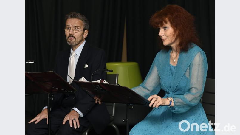 Bei ihrem Auftritt in der Stadtbibliothek sind Peter von Fontano und Elisabeth Rass voll in ihrem Element. Bild: Petra Hartl