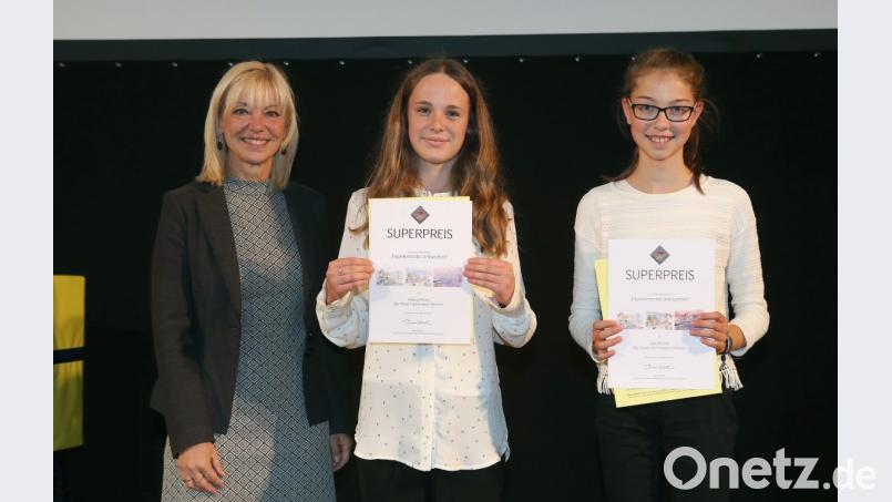 Zwei Schülerinnen vom Elly-Heuss-Gymnasium konnten die Jury überzeugen. Kultusstaatssekretärin Carolina Trautner (links) gratuliert Melissa Pröm und Julia Rosner (rechts). Bild: exb