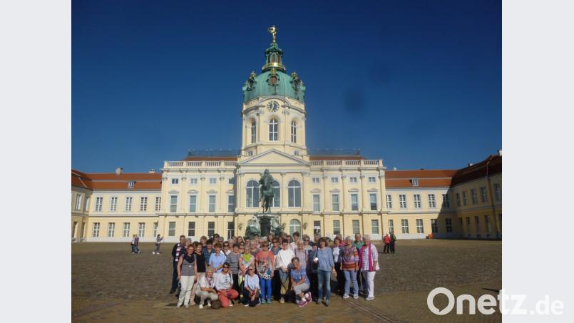 Die Frauenbund-Gruppe besichtigt in Berlin unter anderem den Ehrenhof von Schloss Charlottenburg. Bild: rgl