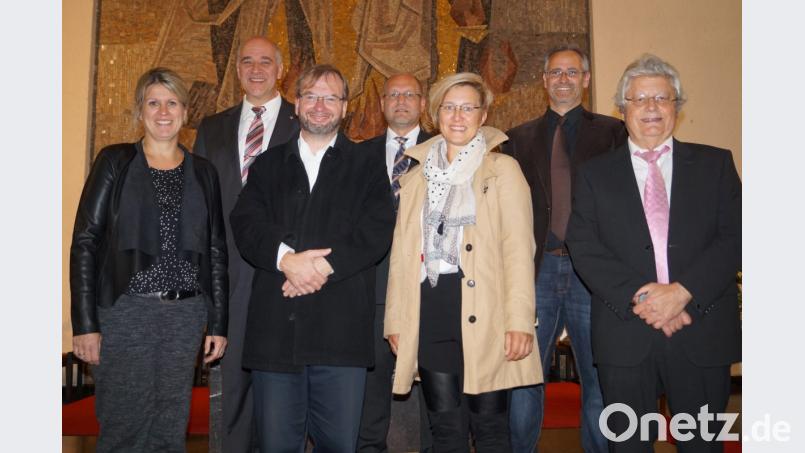 Zusammen mit Pfarrer Thomas Stohldreier (Dritter von links) freuen sich die Mitglieder des Mozartquartetts Sandra Weber, Christian Kick, Hubert Köhler, Cordula und Thomas Stiegler sowie Josef Zaglmann (von links) über eine gelungene Premieren-Aufführung der "Missa brevis in F" von Mozart. Bild: du