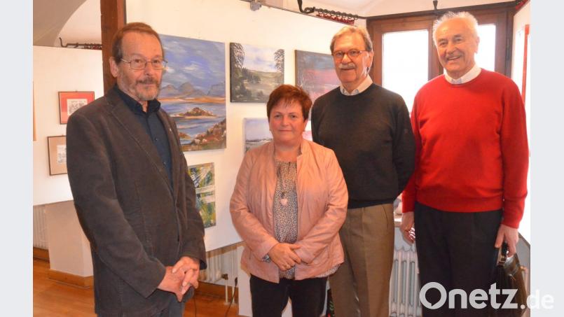 Uwe Müller und Gisela Walbrunn (von links) haben die Ausstellung federführend vorbereitet. Rechts der ehemalige Vorsitzende des Oberpfalzvereins, Willibald Strohmenger. Daneben der stellvertretende Arbeitskreisvorsitzende Josef Karl. Bild: Helmut Kunz