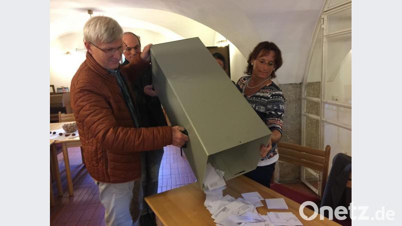 Dr. Thomas Hesse, Diakon Fritz Lieb und Inge Zatschka vom Wahlausschuss der Kirchengemeinde Waldsassen leeren die Wahlurne. Viele Wähler haben ihre Stimme allerdings bereits vor dem Wahltag per Briefwahl abgegeben. Bild: exb