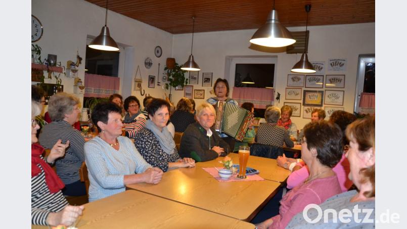 Frauenbund feiert mit Liedern und Geschichten Kirchweih bei „Lilo“ in Heumaden. Emmi Weber spielt dazu auf. Bild: gi