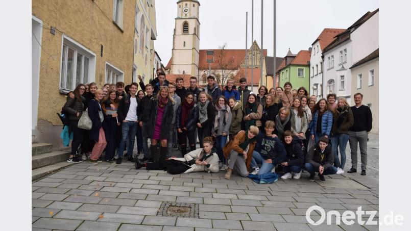 23 Schüler aus Dänemark verbringen eine Woche in Nabburg. Bei einem Besuch im Rathaus stellte Dritte Bürgermeisterin Heidi Eckl die Schulstadt vor. Bild: bnr