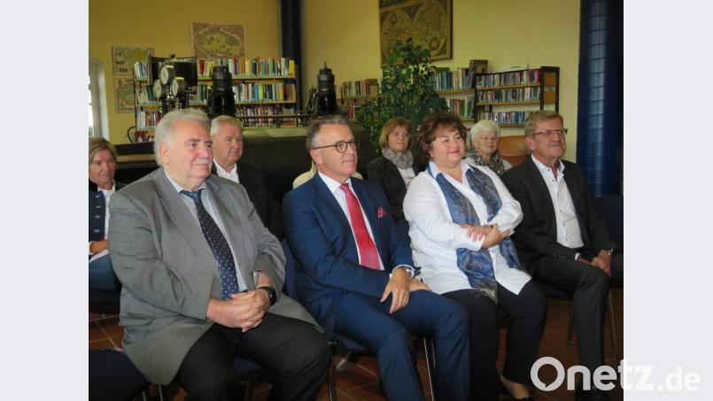 Ruth Würner hatte nicht nur die drei Bürgermeister (vorne mit Cornelia Stahl, Zweite von rechts), sondern auch viele gute Freunde und die Nachbarn eingeladen zur Buchvorstellung. Bild: ubb