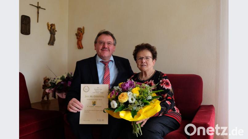 Bürgermeister Hans-Martin Schertl überbringt der Jubilarin Meta Specht die Glückwünsche der Stadt Vilseck. Bild: Stefanie Gradl