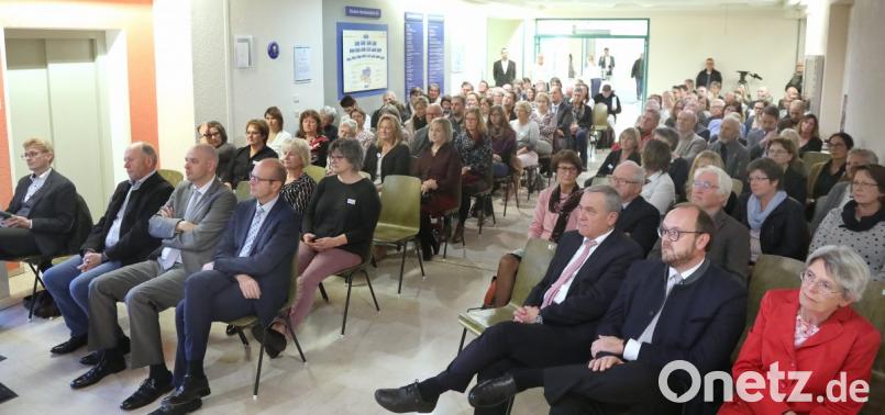 Rund 120 Gäste feiern mit der Palliativstation Neustadt zehnten Geburtstag. Bild: Wolfgang Steinbacher