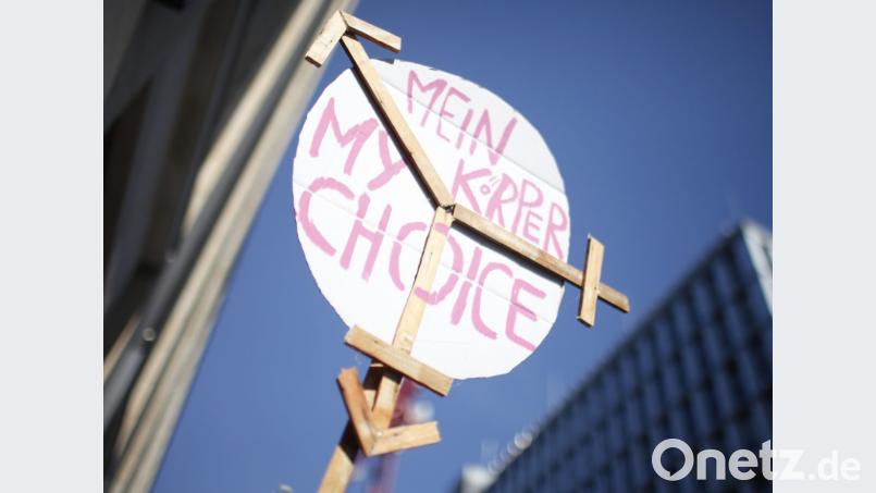 Der Gesetzesentwurf besagt, dass es beim Eintrag in das Geburtenregister neben "männlich" und "weiblich" eine dritte Option geben muss: "divers". Das hat nun auch Auswirkungen auf den Stellenmarkt. Bild: Florian Schuh/dpa