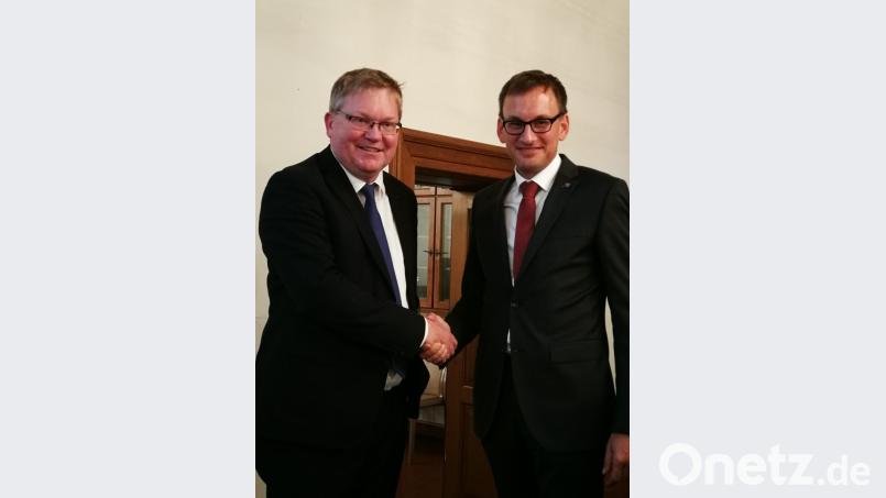 OB Michael Cerny (links) gratuliert dem neuen Amberger Stadtkämmerer Jens Wein (rechts) zur Wahl. Der 42-Jährige wird sein neues Amt zum 1. April 2019 antreten. Bild: Andreas Ascherl