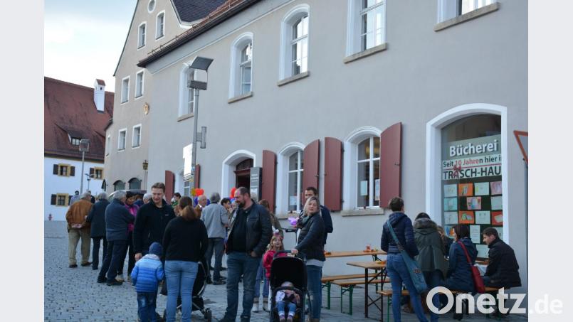 Großer Andrang bei der Bücherei im Träschhaus. Bild: eya