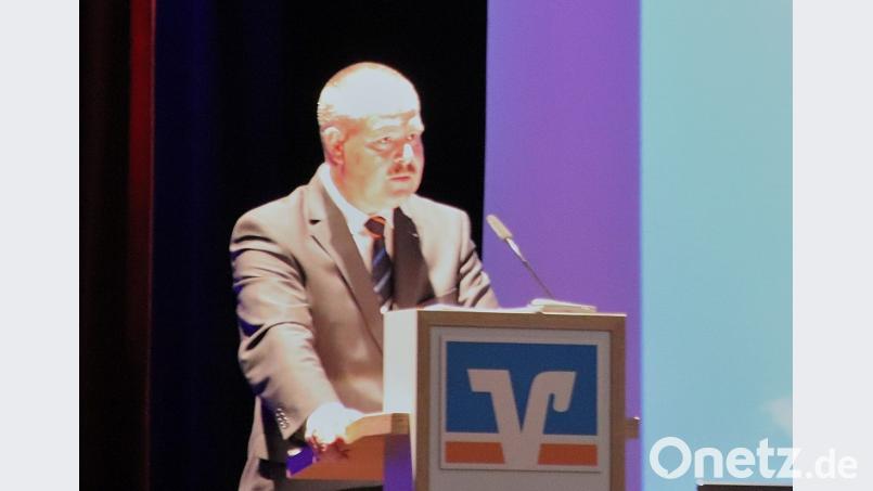In seinen einleitenden Worten freute sich der Vorstandssprecher der Raiffeisenbank im Naabtal, Direktor Bernhard Werner, dass so viele Menschen der Einladung seiner Bank gefolgt seien. Bild: Thomas Dobler