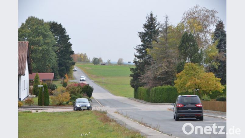 In der Oberlinder Straße wird zu oft mit nicht angepasster Geschwindigkeit gefahren, findet zumindest Reiner Hartwig als unmittelbarer Anwohner. Pflanztröge könnten seiner Meinung nach die Raser ausbremsen. Bild: dob