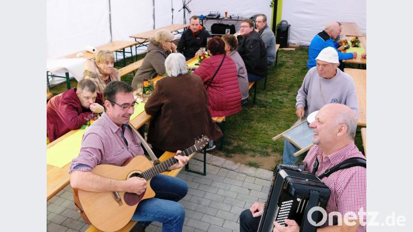 Die &quot;Vorbacher Musikanten&quot; unterhalten die Besucher beim &quot;Einjährigen&quot; des Dorfladens. Bild: do