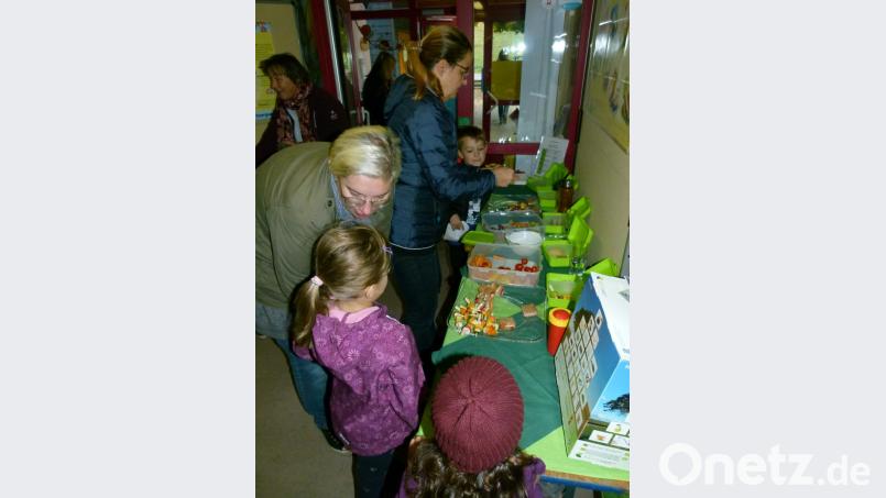 Ernährung und Bewegung sind das Jahresthema in der städtischen Kindertagesstätte. Zum Einstieg begleitet vier Tage lang die Aktion „Meine gesunde Brotzeitdose“ Jung und Alt. Bei einem Frühstücksbuffet geben auch die Mamas Empfehlungen für ein gesundes Pausenbrot. Bild: rn