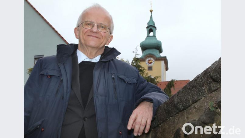 Die Zeitumstellung findet der Neustädter Pfarrer Josef Häring überflüssig. Doch er ärgert sich nicht. Dafür hat er keine Zeit. Bild: Wolfgang Steinbacher