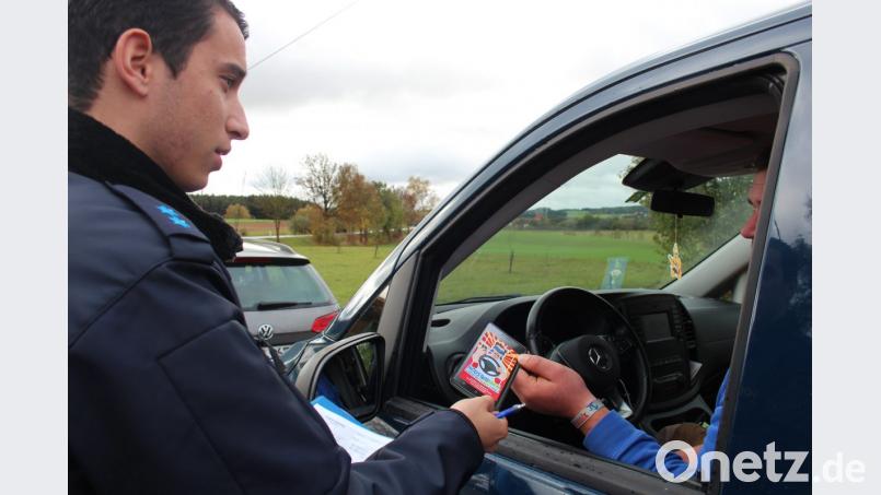 Leider nicht nur den Flyer zur Aktion „Houst a Hirn, lousd as Handy lieng!” bekommt der Fahrer von Polizeimeister Link überreicht, sondern auch noch die Bestätigung, dass er 100 Euro los ist und einen Punkt in der Verkehrssünderdatei „gewinnt“. Bild: stg