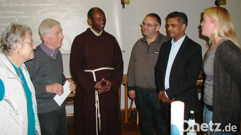 Nach einem sehr interessanten Vortrag konnte Pater Hailegabriel Meleku aus den Händen der Vertreter des Missionsausschusses, Erika Doleschal (links) und Ludwig König (Zweite von links) eine großzügige Spende entgegennehmen.Für die Katholische Erwachsenenbildung war deren Bildungsreferent Hans Stelzl (Dritter von rechts) nach Brand gekommen. Zuvor hatte der Gast zusammen mit Pater Joy (Zweiter von rechts) eine Messe gefeiert. Dolmetscherin und &quot;Schutzengel&quot; Katharina Hackmann begleitet den Pater bei seinem Aufenthalt in Deutschland. Bild: ld