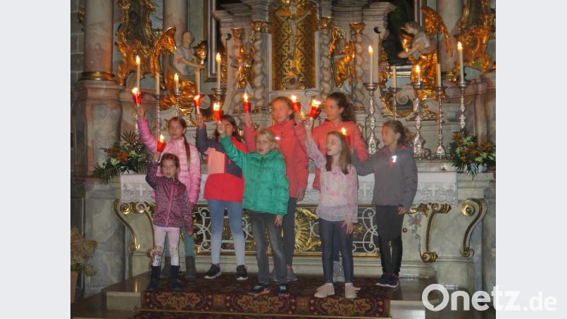 Ein Marienlied in kroatischer Sprache singen die Mädchen auf den Stufen des Hochaltars. Bild: jzk