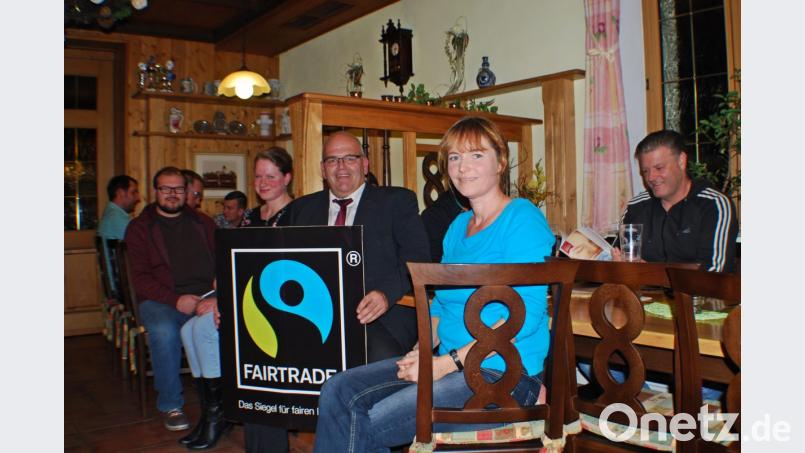 Bei der Vereinskartellversammlung erläutert Angela Frank (vorne rechts) die Kriterien für den Titel „Fairtrade-Gemeinde“. Bürgermeister Klaus Meyer neben ihr hält schon mal das Logo in Händen. Bild: enz
