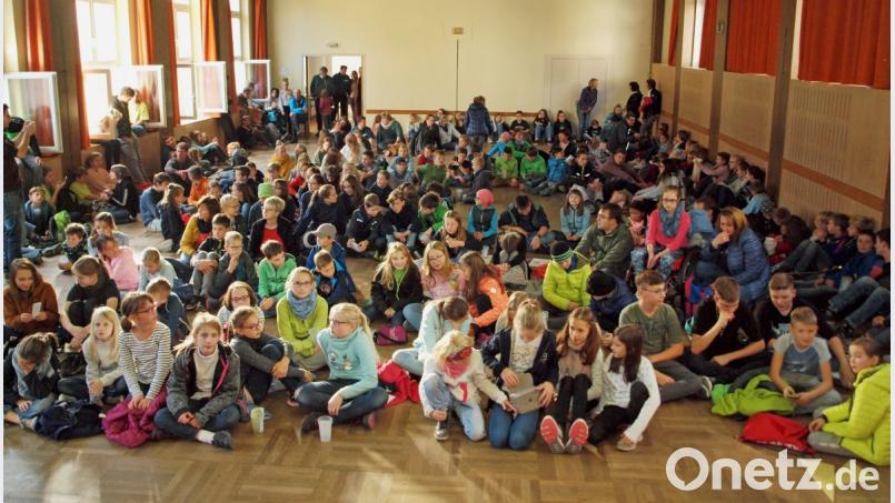 Bei der Siegerehrung im Theatersaal des Bildungshauses warteten die Ministranten gespannt auf die Ergebnisse. Bild: sön