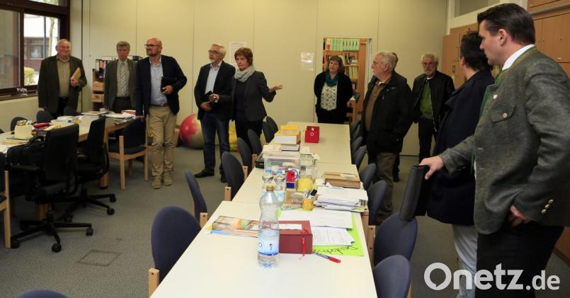 Schulleiterin Petra Weindl (Fünfte von links) zeigt Landrat Thomas Ebeling (rechts) und dem Kreis-Schulausschuss das Lehrerzimmer des Regental-Gymnasiums in Nittenau. Gut 50 Lehrer unterrichten an der Schule 573 Schüler. Bild: ch