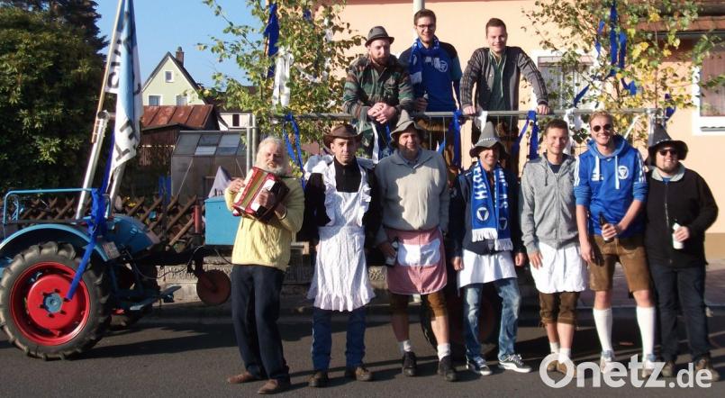 Die Kirchweihburschen des Sportvereins bei der „Arbeit“. Musikant Günter Ohm sorgt ebenso für gute Stimmung wie zweiter Vorsitzender Stefan König, A-Junioren-Trainer Klaus Brunner, Beisitzer Reiner Ullmann und Fußball-Abteilungsleiter Florian Stelzl. Daneben freut sich Jonas Fehrmann (vorne von links) über seinen Siegtreffer beim Derby gegen die SpVgg Trabitz. Bild: mez