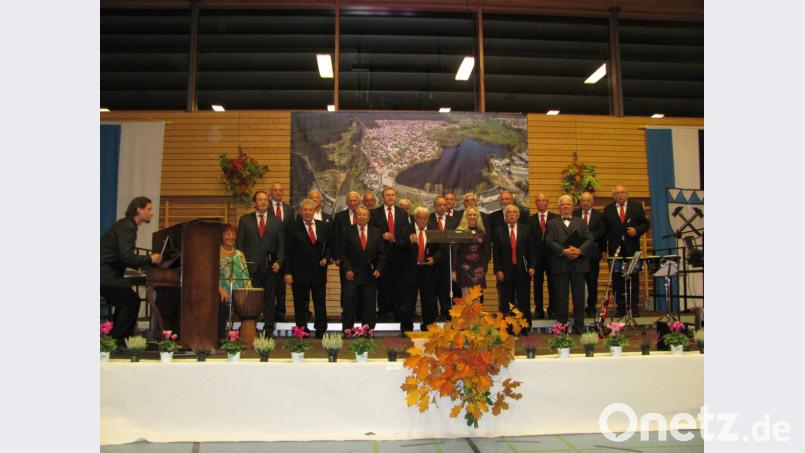 Der Liederkranz Weiherhammer begrüßt die Gäste mit: "Es zieht unser Lied um die Welt". Bild: sei