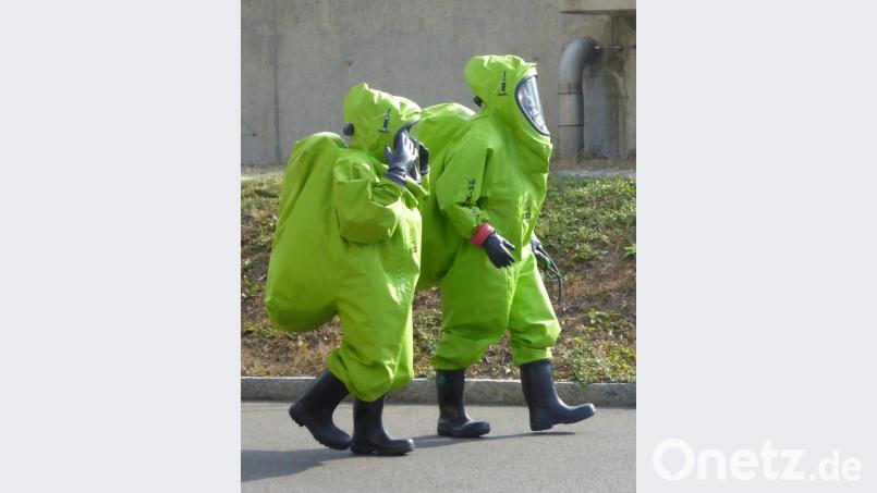 Die Arbeit in Chemikalien-Schutzanzügen erfordert einiges Training. Bild: mfh
