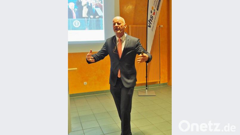 Die VHS-Aula platzt aus allen Nähten, so groß ist das Interesse am Vortrag von Professor Stephan Bierling über Donald Trump Bild: Bühner