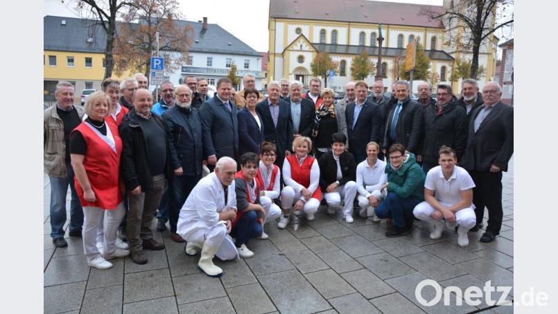 Hans und Franz Grillmeier (Bildmitte) feierten im großen Kreis der Familie und mit Freunden und Bekannten ihren 70. Geburtstag. Der MGV Mitterteich gratulierte musikalisch. Bild: jr