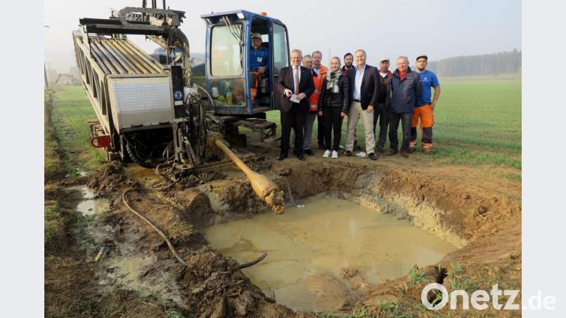 Oberbürgermeister Andreas Feller (links) ließ sich die Technik des neuen Spülbohrverfahrens erklären. Bild: Hirsch