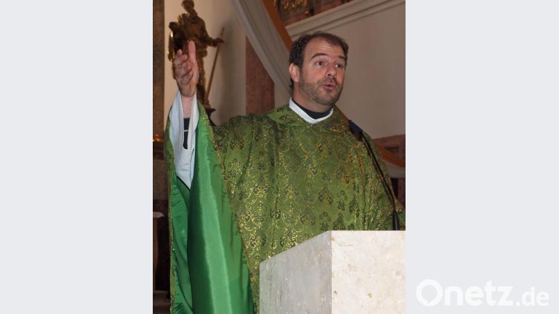 Pfarrer Gerhard Pöpperl betonte: „Wir dienen anderen. Wir dienen Jesus. Deshalb sind wir ihm besonders nah. Deshalb sitzen wir ganz nah am Altar. Nicht Maxis sondern Minis sind wir.“ Bild: sön