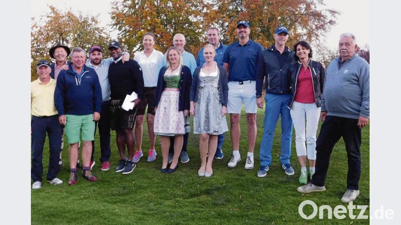Sie sind die Besten des Oktoberfestturniers beim Golf- und Landclub in Schmidmühlen. Den Siegern gratulierten Präsident Harald Thies (Dritter von links) und Spielführer Reinhold Scharl (rechts). Bild: bö