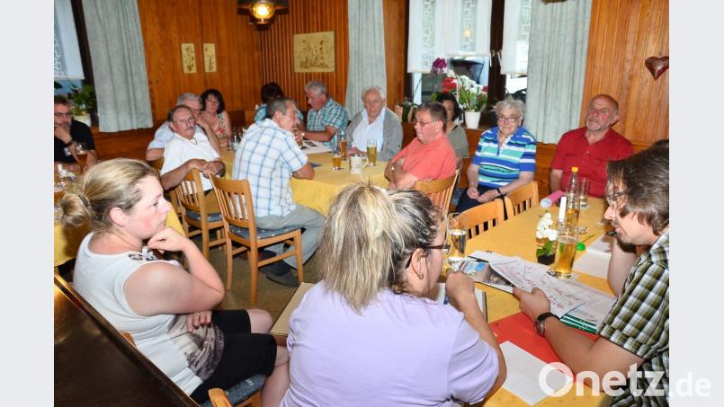 Allerhand Kurioses, Amüsantes und beinahe Vergessenes erfahren die Waidhauser Heimatkundler um ihren Chef Andreas Ringholz (rechts) bei einem Abend über die Heimat. Bild: fjo