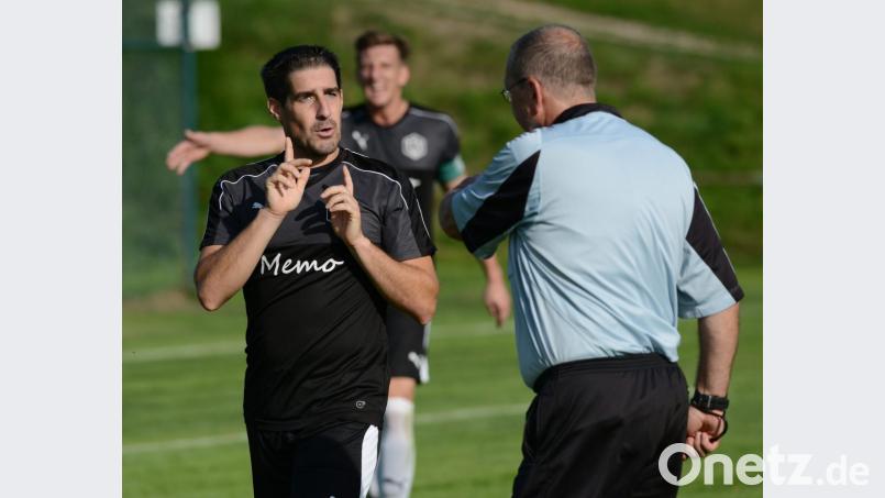 Trainer Christian Zechmann (links) ist mit dem TSV Stulln auf dem besten Weg in die Bezirksliga. Bild: ham