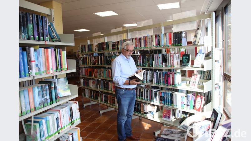 Auch Bürgermeister Manfred Rodde stöbert hin und wieder in den Beständen der Marktbücherei, die im Rathaus untergebracht ist. Die Bücherei gibt es seit 40 Jahren. Das wird mit einem Konzert am Freitag und einem Tag der offenen Bücherei-Tür am Sonntag gefeiert. Bild: Thomas Dobler