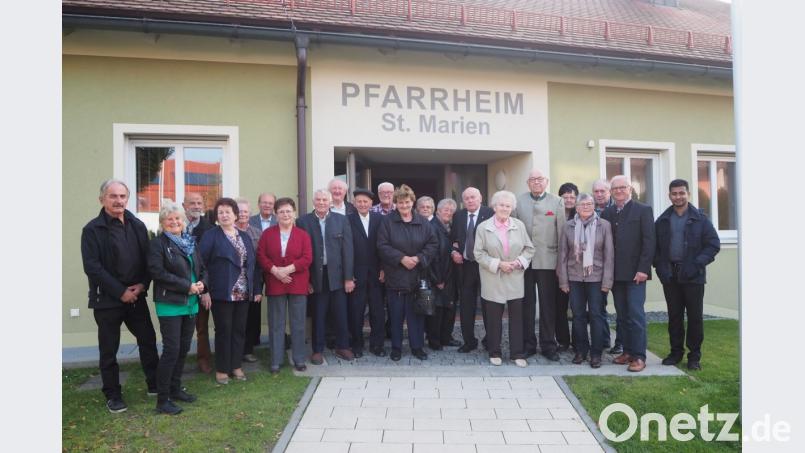 Pfarrer Erwin Bauer und Pfarrvikar Bivin gratulierten zum 50., 55., 60., 63. und 68. Ehejubiläum. Bild: gz