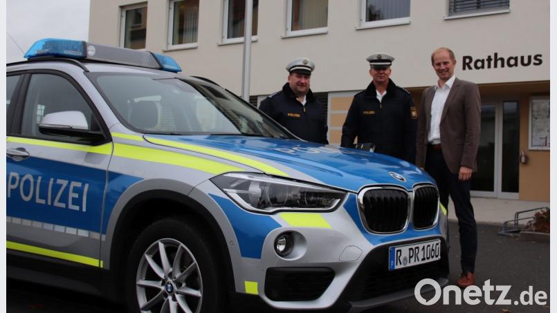 Der Nabburger Polizeichef Roland Heldwein und sein Stellvertreter Stefan Weinberger erörterten mit Bürgermeister Konrad Kiener (von links) die Sicherheitslage in Wernberg-Köblitz. Bild: Thomas Dobler