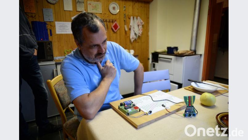 Rainer Englert vom DARC mit einem Bausatz, der auch von den Amateurfunkern gebaut wurde. Bild: brü