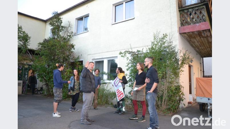 Unten Begegnungsstätte, oben bezahlbare Wohnungen: Das sind die Pläne des Hausvereins A11, der aus vielen jungen Menschen besteht, darunter Carolin Schiml (Zweite von rechts). Linken-Landtagskandidat Ali Daniel Zant (Dritter von links) unterstützt das Projekt, denn günstiger Wohnraum in Weiden werde knapp. Bild: Beate-Josefine Luber
