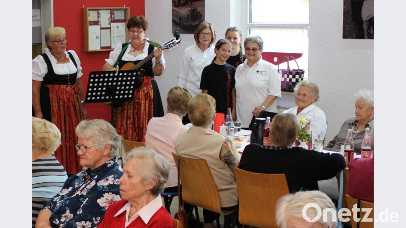 Angenehme Stunden erlebten die Senioren im Rot-Kreuz-Haus. Für Musik sorgte der "Josephshofer Hausgesang" mit (von links) Edeltraud Frank und Christa Böhm. Organisiert wurde der Nachmittag von (von rechts) Monika Zimmerer mit Unterstützung des Jugendrotkreuzes mit Melanie Schultes und Laura Stahl sowie Luise Lehner. Bild: njn