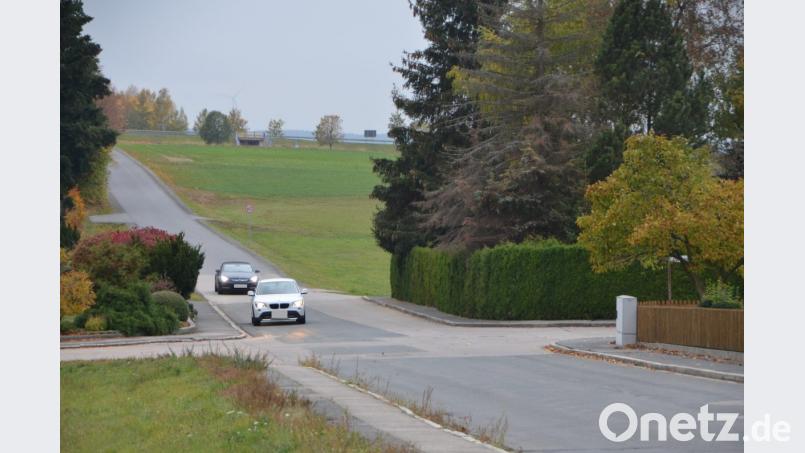 In der Oberlinder Straße wird zu oft mit nicht angepasster Geschwindigkeit gefahren, findet zumindest Reiner Hartwig als unmittelbarer Anwohner. Pflanztröge könnten seiner Meinung nach die Raser ausbremsen. Bild: dob