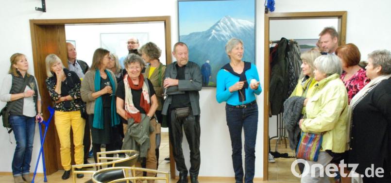 Vernissage mit Maler Maximilian Ostermann und Laura Gräfenhahn (Bildmitte). Bild: sche